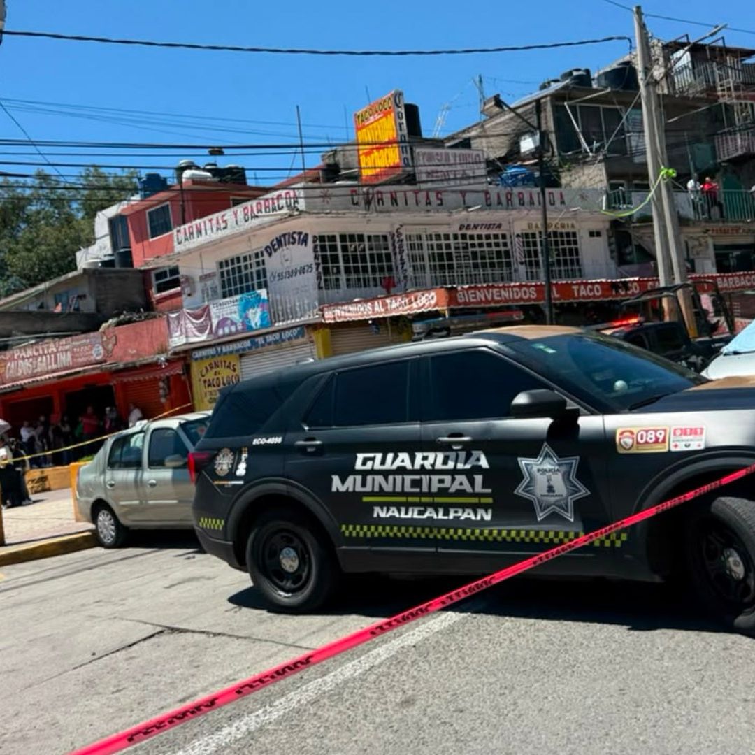 Policías resguardan zona donde un hombre fue asesinado en Naucalpan
